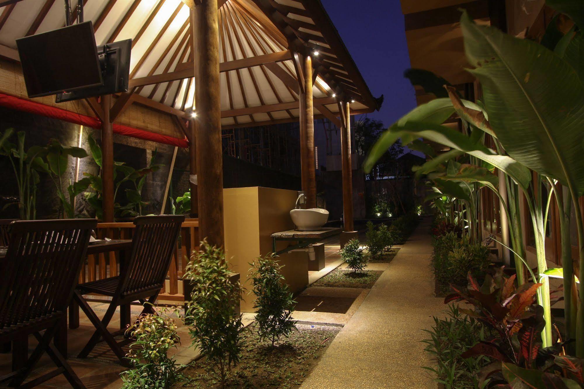 Bali Chaya Hotel Legian Exterior photo